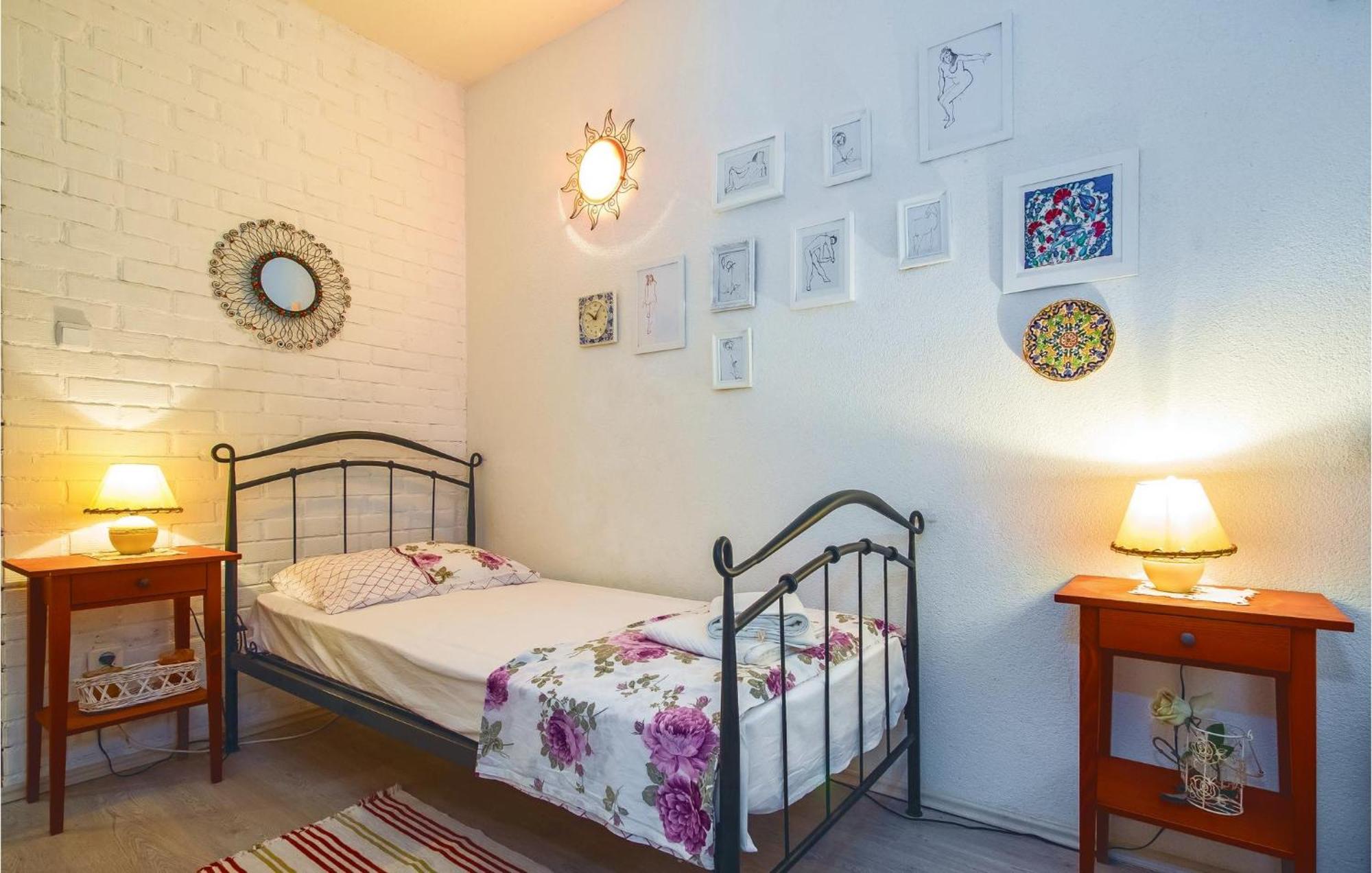 Feriehus 2 Bedroom Cozy In Zrnovnica Split