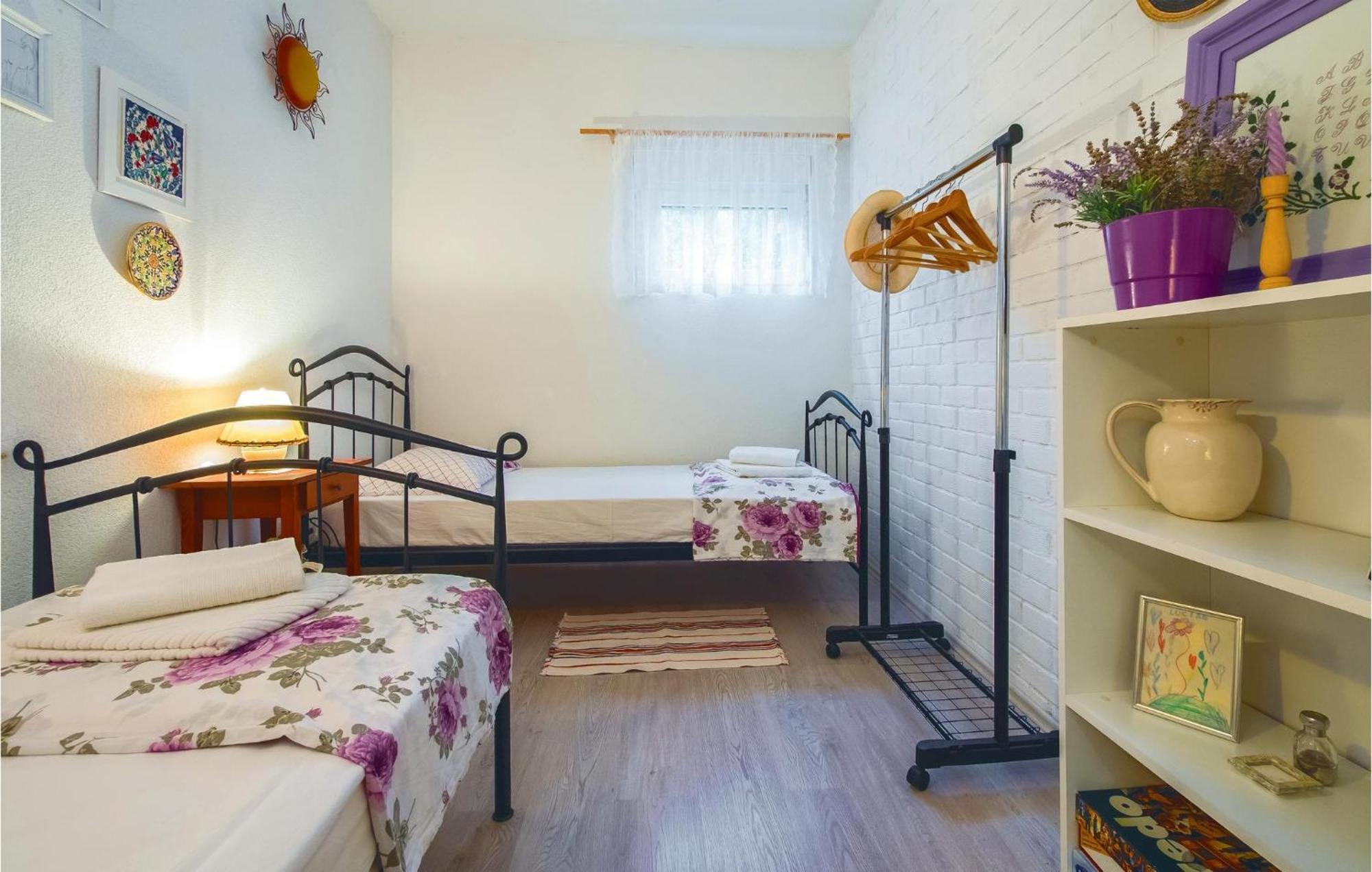 2 Bedroom Cozy In Zrnovnica Feriehus *