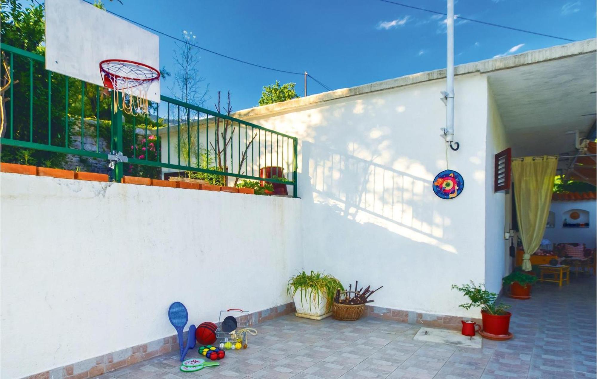 Ferienhaus 2 Bedroom Cozy In Zrnovnica Split