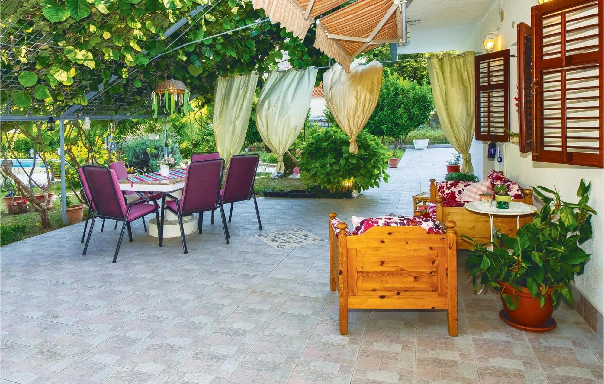 2 Bedroom Cozy In Zrnovnica Ferienhaus Split