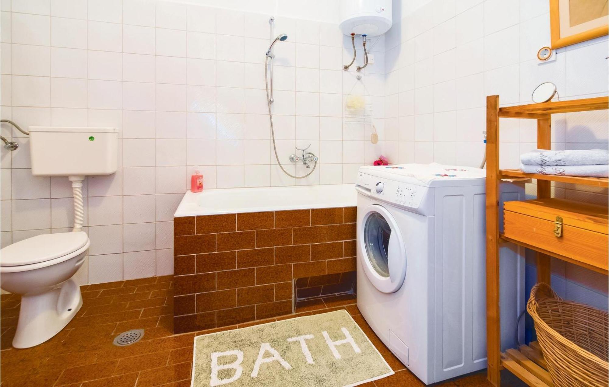 2 Bedroom Cozy In Zrnovnica Ferienhaus
